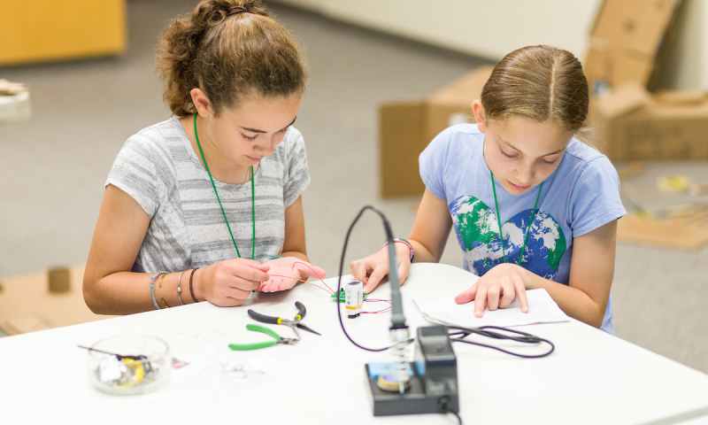 two children working on circuit