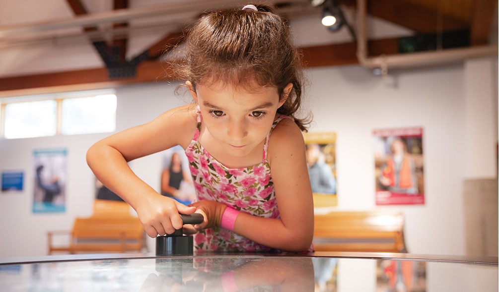 Young visitor forming new aeolian landscapes.