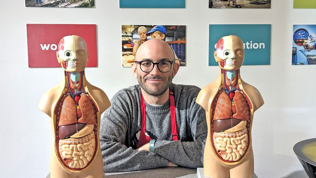 A Montshire Explainer sits between two human anatomy models